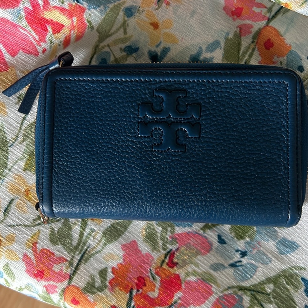 Tory Burch Blue Leather Zipper Wallet